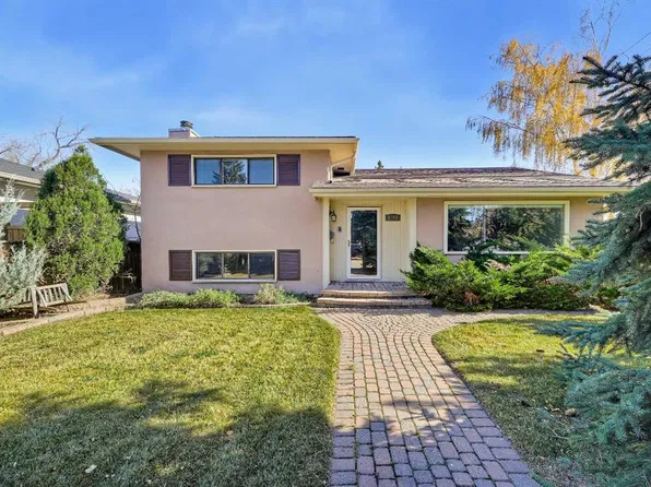 8252 W 7th St SW, Calgary, AB T2V 1G6