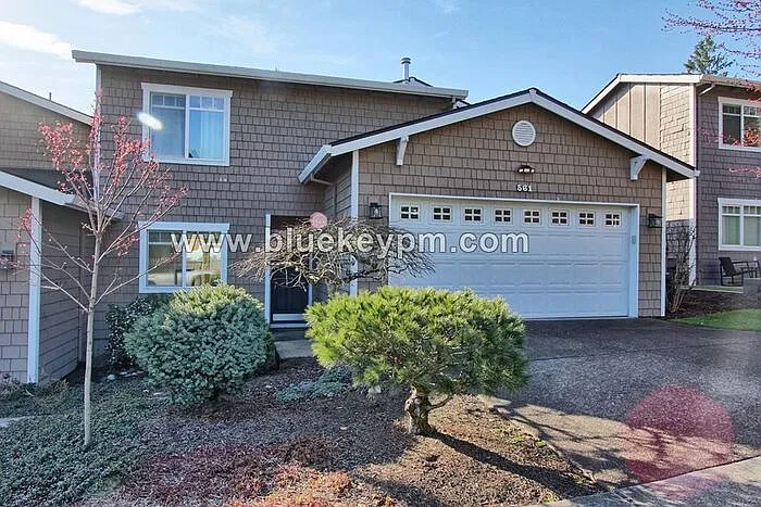 3 bed, 3.0 bath, 2031 sqft, $3,000 — Photo 1