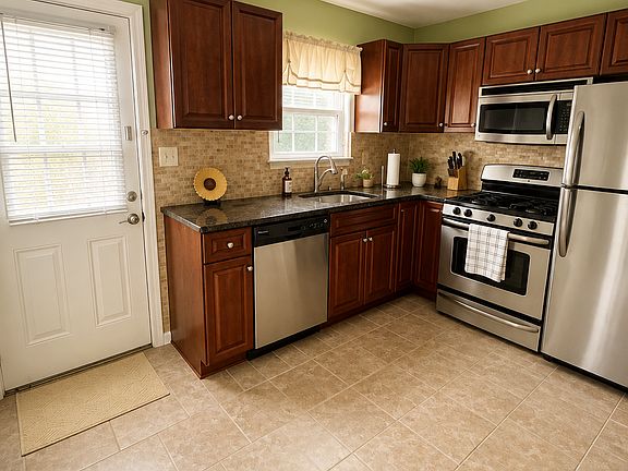 3rd image of 728 Greens Ave APT 17