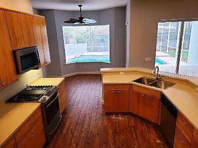 5th image of 4008 Valrico Grove Dr