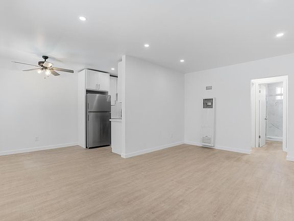 4th image of 323 E Chestnut St APT 4