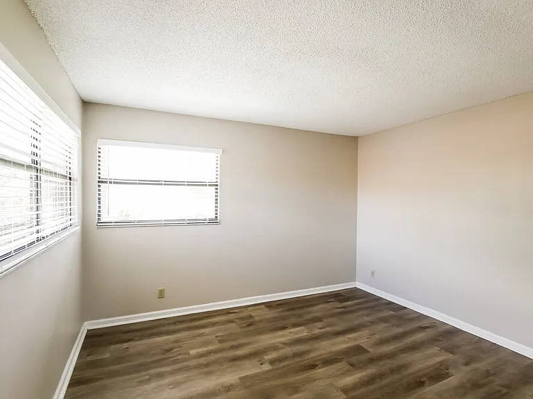 578 Lakeside Cir — Photo 13