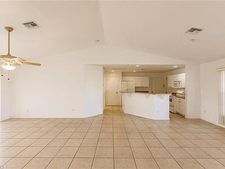 1627 NE 7th Pl — Photo 6