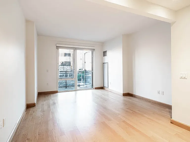 431 W 37th St #5E — Photo 11