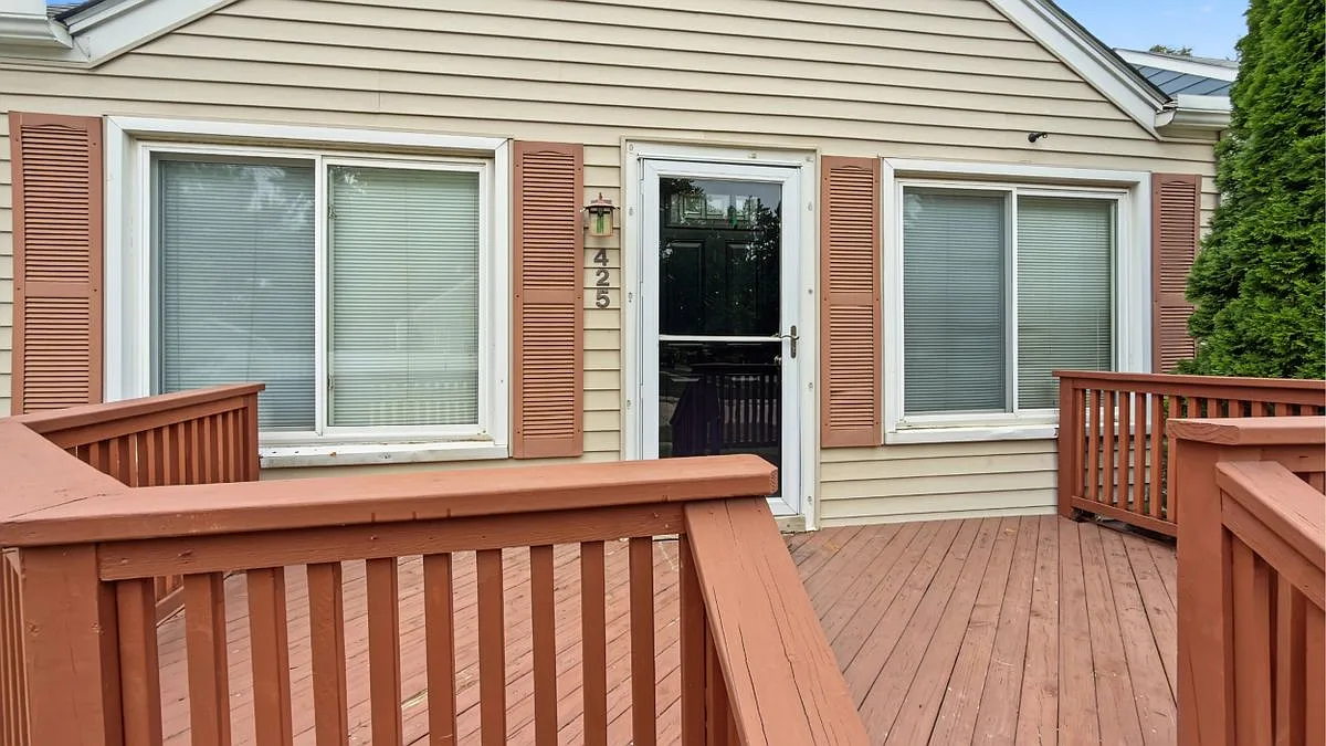 3 bed, 2.0 bath, 1378 sqft, $2,300 — Photo 4