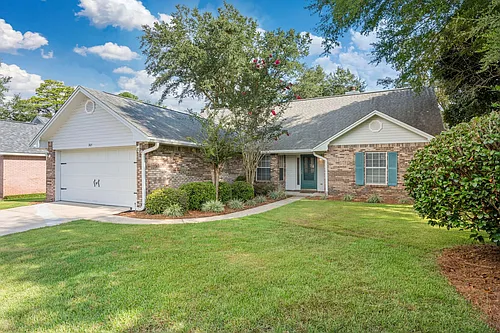 305 Parkwood Pl Photo 1