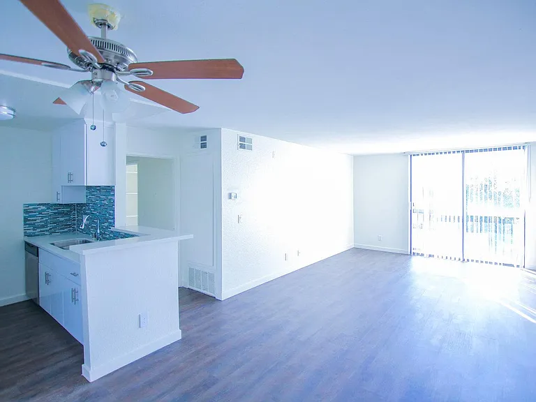 Marathon Apartments — Photo 9