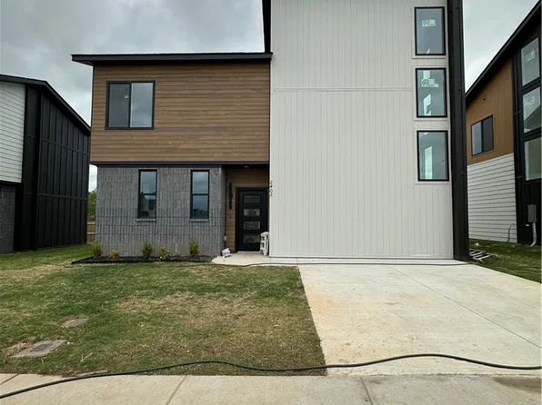 2402 S 27th St, Rogers, AR 72758