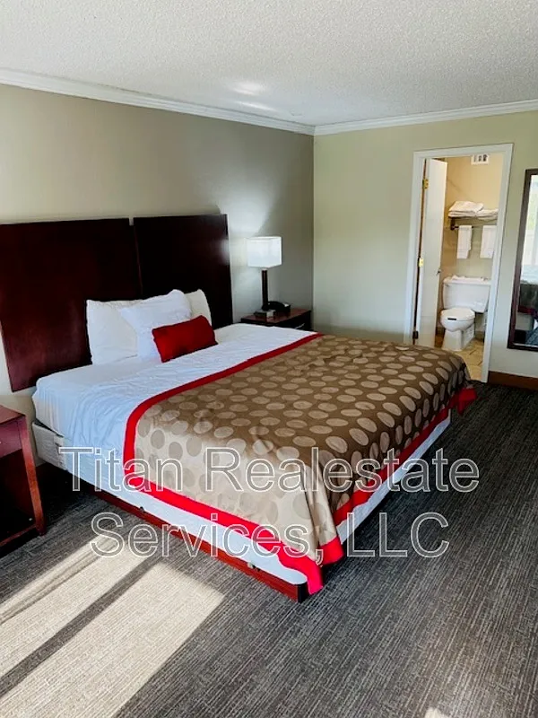 1 bed, 1.0 bath, 230 sqft, $595 — Photo 1