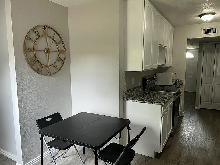 Cloverglen Dr — Photo 3