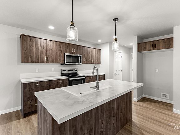 4th image of 13723 Inman Ct