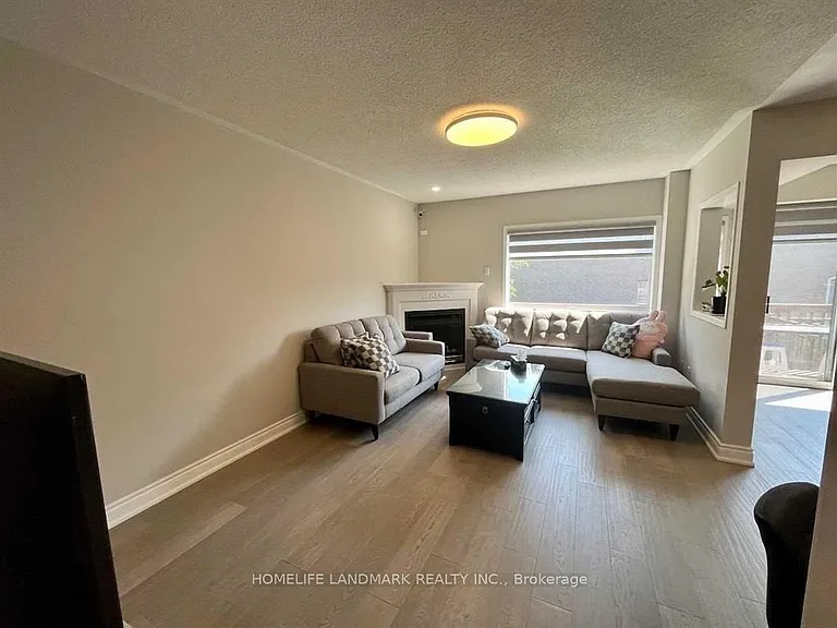 545 Menczel Cres #UPPER — Photo 3