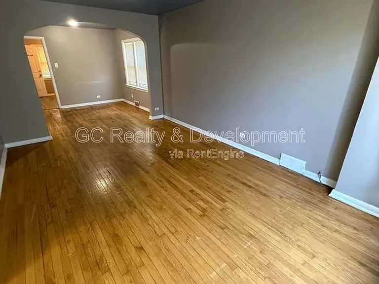 9552 S Greenwood Ave — Photo 2