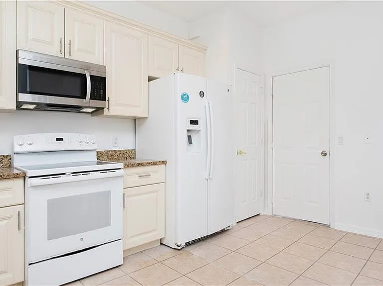 880 Hampton Cir — Photo 6