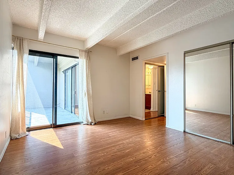 1433 N Williams St #602 — Photo 25