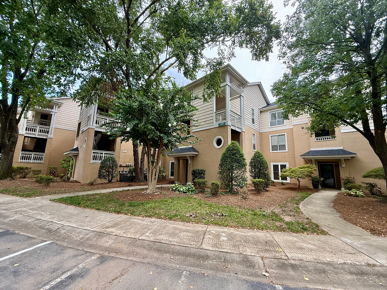 2 bed, 1096 sqft, $2,200 — Photo 3