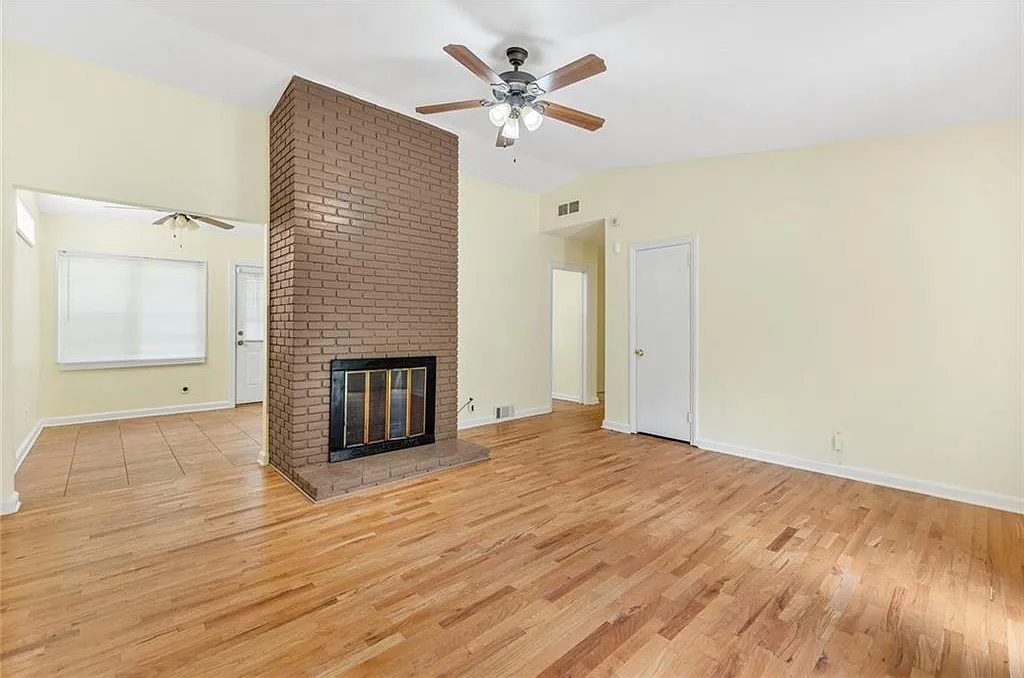 4 bed, 2.0 bath, 1487 sqft, $2,450 — Photo 2