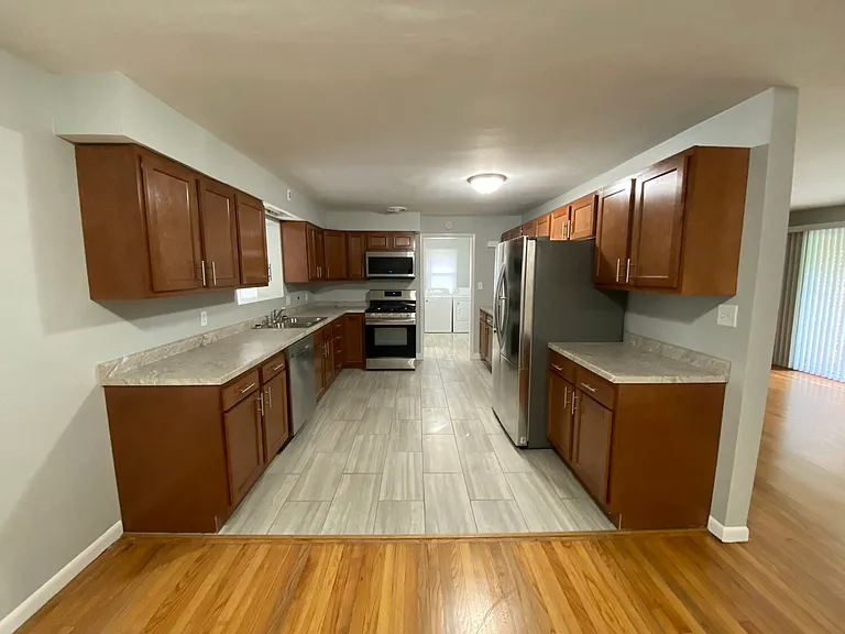 907 E Florida Ave — Photo 10
