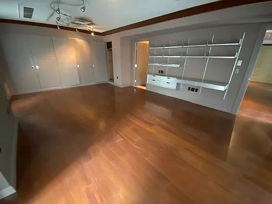 4th image of 55 Wall St APT 950