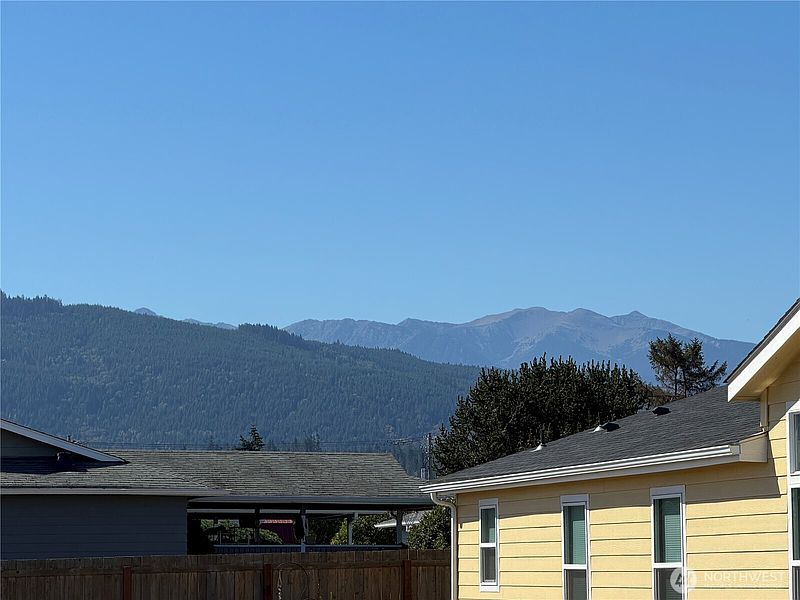 4th image of 833 N Rock Rose Avenue
