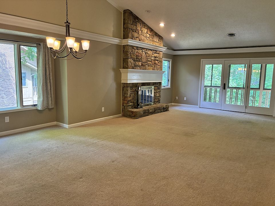1st image of 304 Live Oak Ln