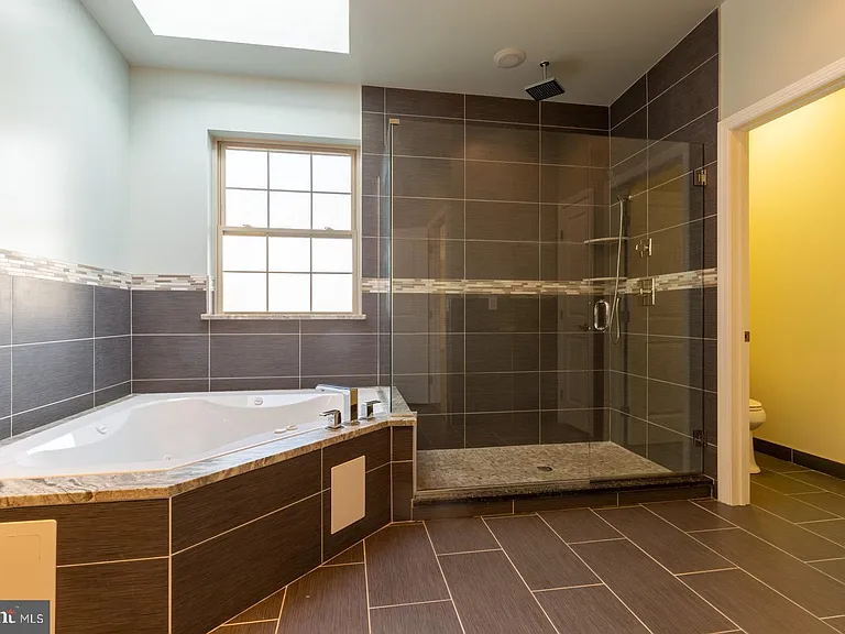 235 W Jefferson St — Photo 16