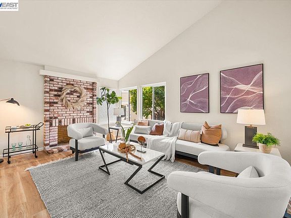 4th image of 4 Woodview Ct