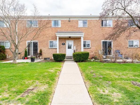 801 W Long Lake Rd APT 4, Bloomfield Hills, MI 48302