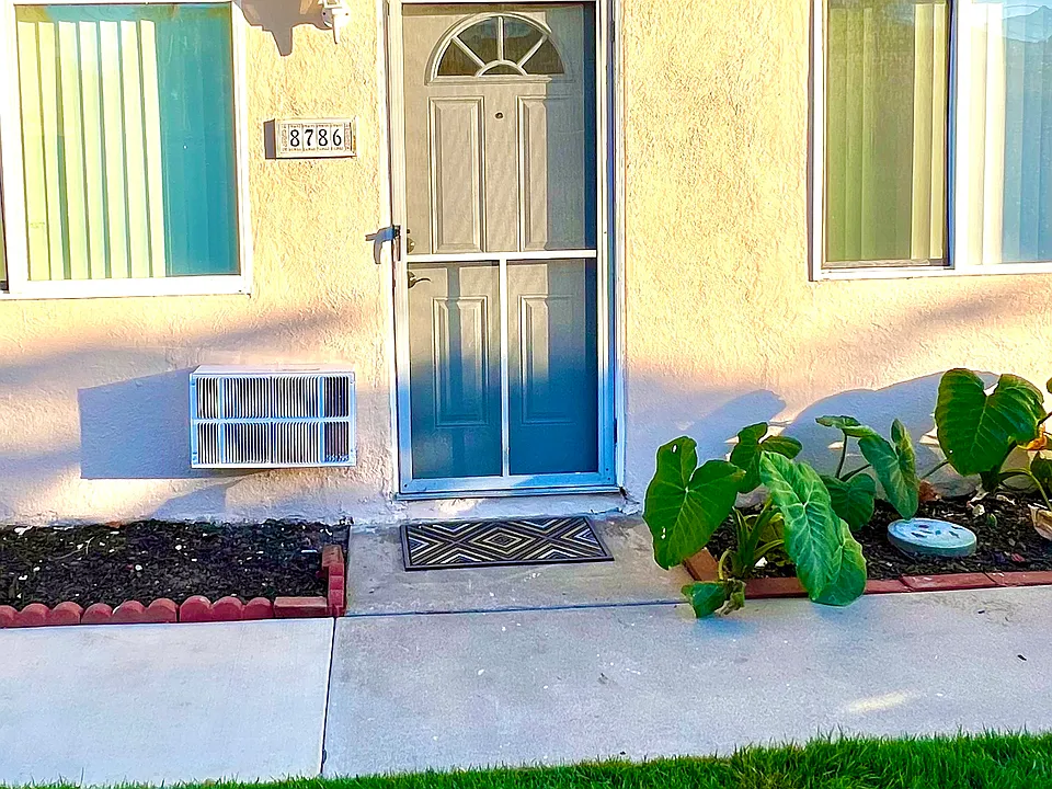 8786 La Salle St