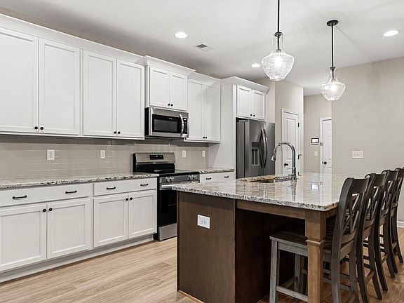 5th image of 235 Meadowlark Dr