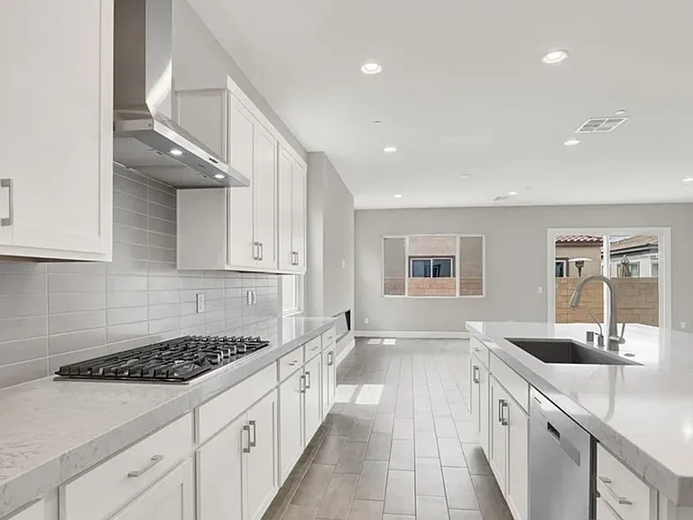 851 Klamath Springs St — Photo 10