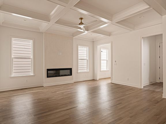 5th image of 806 Newhall Dr