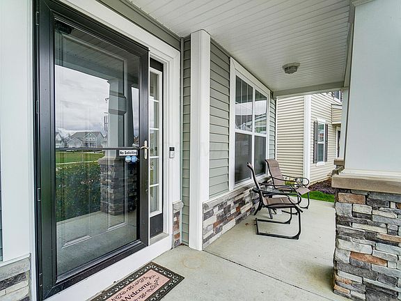 3rd image of 142 Alderwood Cir