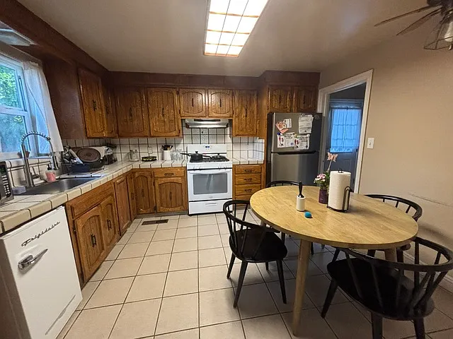 220 Clover St — Photo 6