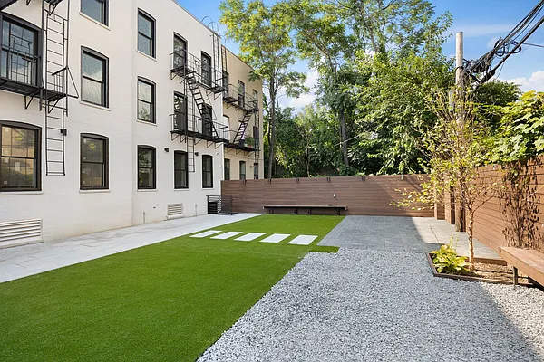 Rented by Safdie Realty Group | media 33