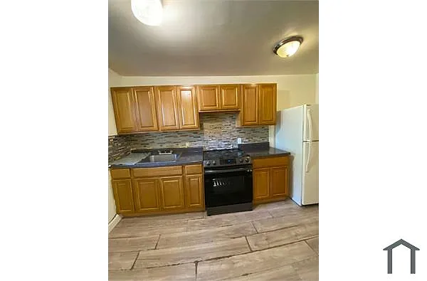 Building Photo - 121 Elm St #3L