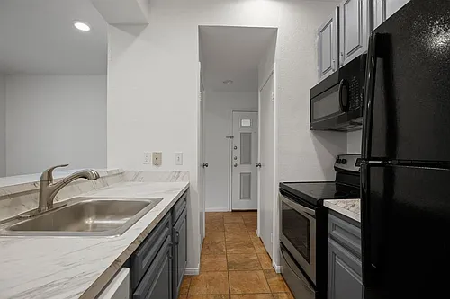 914 W 22nd 1/2 St #304 Photo 1