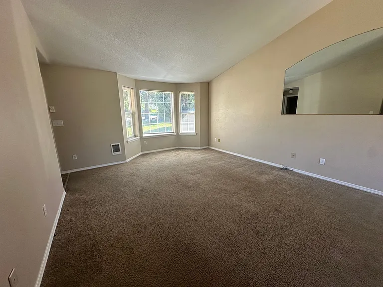 3025 SW Reindeer Ave — Photo 6