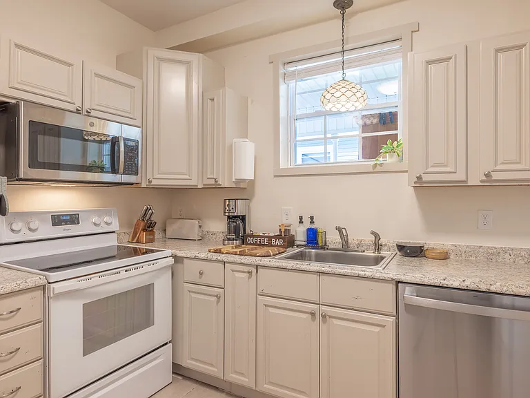 313 W Maple St #2 — Photo 9