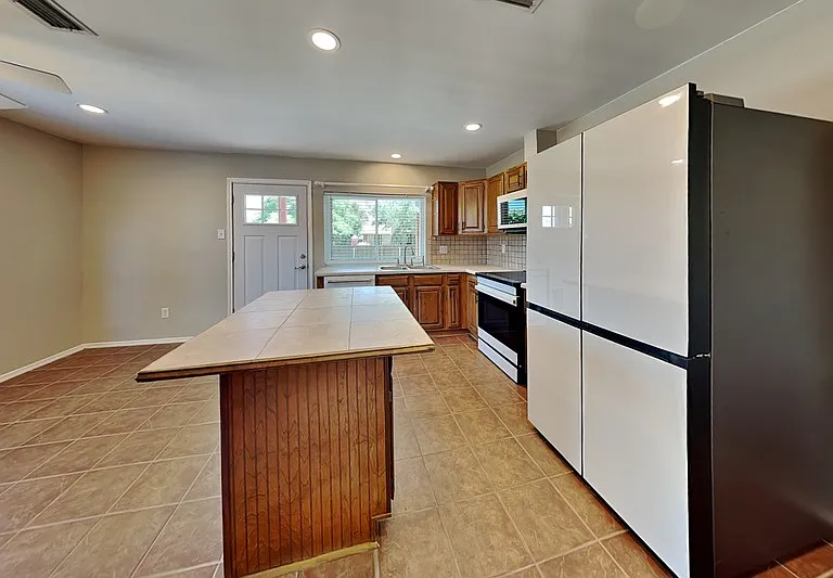 3100 Fairgate Dr — Photo 5