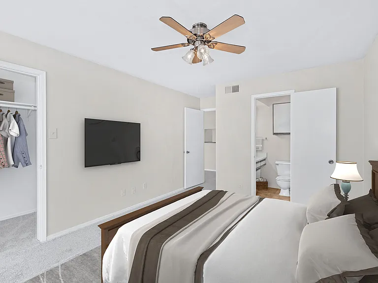Large bedrooms with walk-in closet