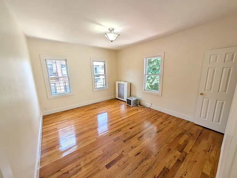 402 E 49th St #1 — Photo 3
