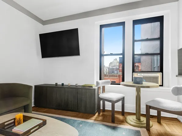 295 West 11th Street image 2 of 10