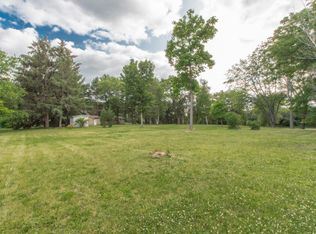 1424 N Sawyer Rd, Oconomowoc, WI 53066