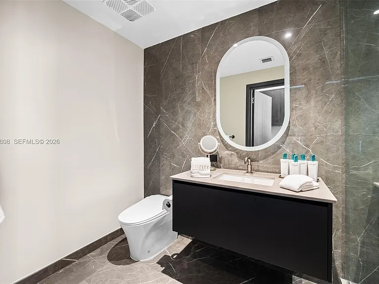 20 NE 11th St #4003B — Photo 32