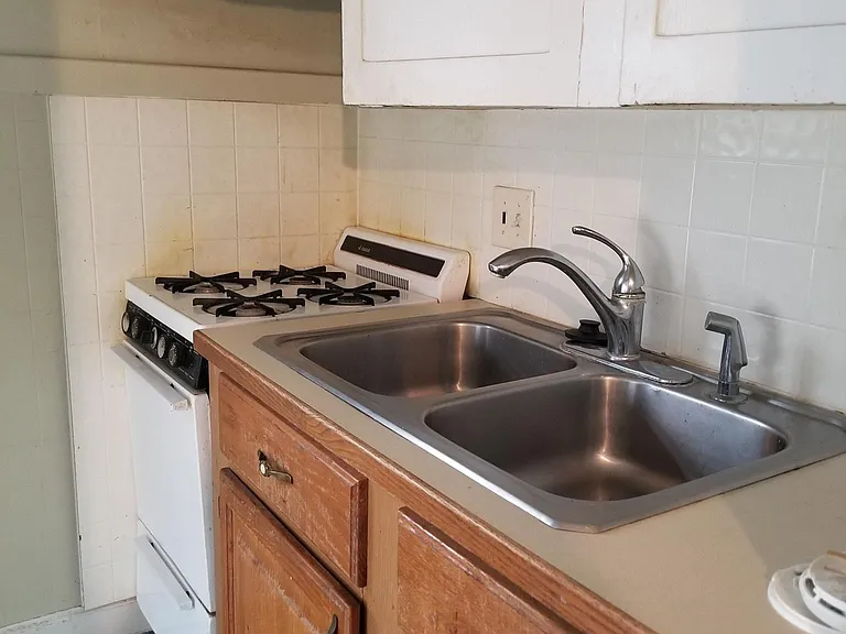 620 1/2 Highland Ave #620-1/2 — Photo 2