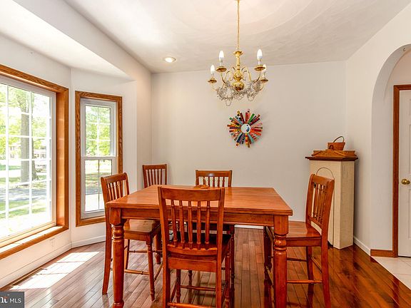 5th image of 102 Oakwood Dr