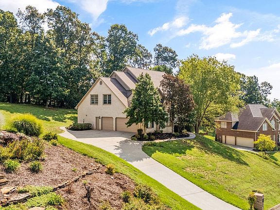 3rd image of 624 Valley Hill Ln