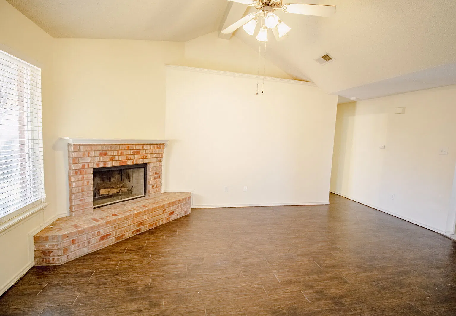 3 bed, 2.0 bath, 1265 sqft, $1,400 — Photo 3