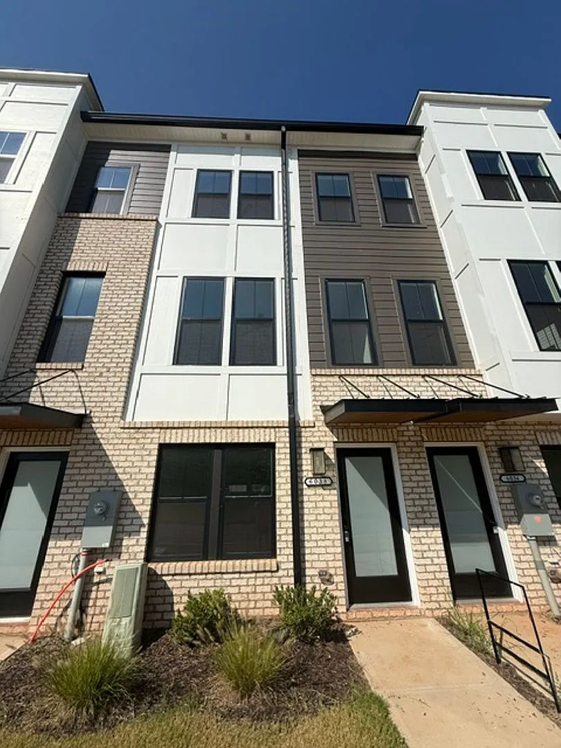 2 BR/2.5BA | Modern Townhome| 2-Car Garage + rooftop terrace — Photo 1